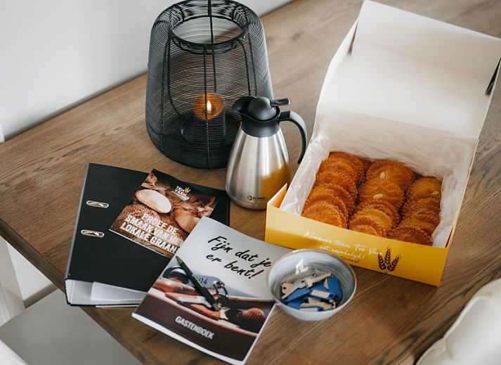 Gezellige zithoek in de tuin van Groepsaccommodatie Dickenes, Bennekom, Veluwe, omgeven door groen.