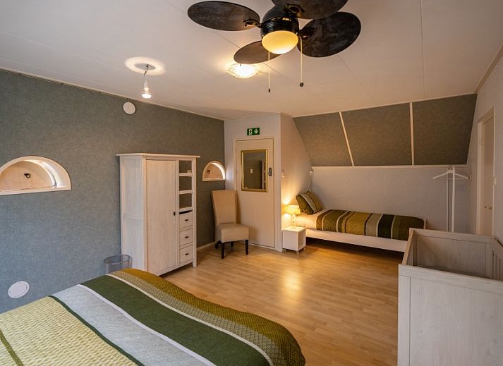 Speeltuin met trampoline bij Groepsaccommodatie Dickenes, vakantiehuis in Bennekom, Veluwe.