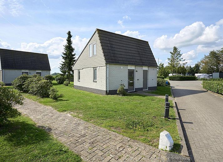 Der Bungalow Comfort Deluxe in Elburg, Gelderland, bietet einen schoenen Blick auf den See und die gruene Umgebung.