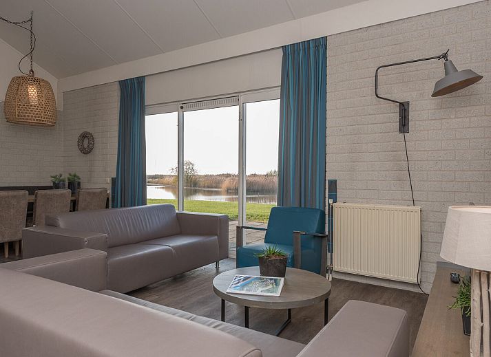 Eine Reihe von Bungalows in Elburg, Gelderse Vallei, umgeben von Natur und Ruhe.