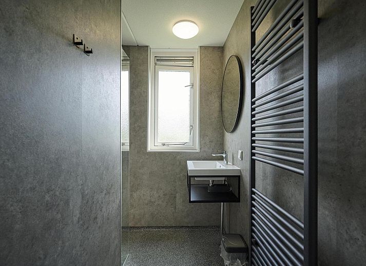 Gemuetliche Strasse der Ferienhaeuser Bungalow Comfort Deluxe in Elburg, umgeben von viel Gruen.