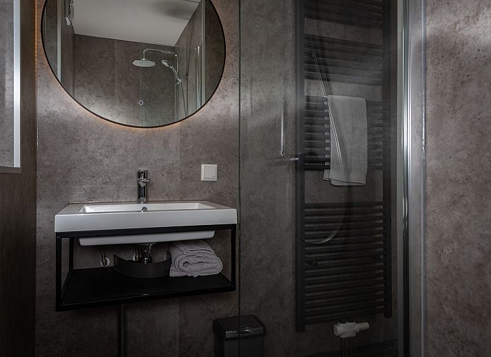 Gemuetliche Strasse der Ferienhaeuser Bungalow Comfort Deluxe in Elburg, umgeben von viel Gruen.