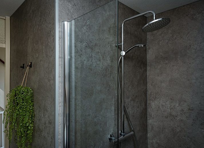 Gemuetliche Strasse der Ferienhaeuser Bungalow Comfort Deluxe in Elburg, umgeben von viel Gruen.