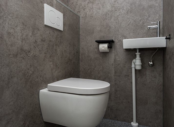 Innenbereich des Bungalows Comfort Deluxe in Elburg mit Blick auf den Garten und viel Tageslicht.