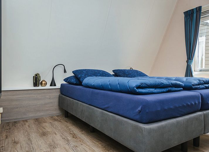 Innenbereich des Bungalows Comfort Deluxe in Elburg mit Blick auf den Garten und viel Tageslicht.