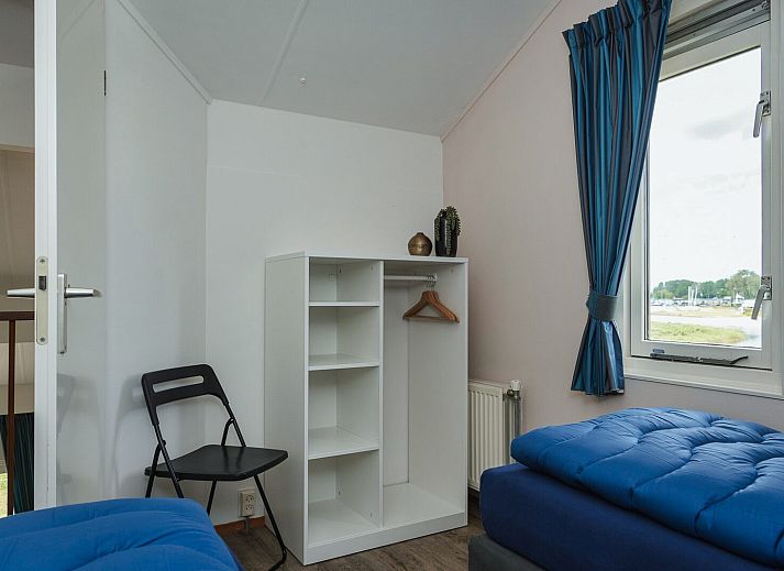 Innenbereich des Bungalows Comfort Deluxe in Elburg mit Blick auf den Garten und viel Tageslicht.