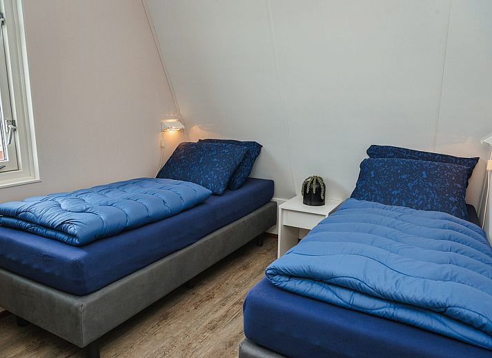 Innenbereich des Bungalows Comfort Deluxe in Elburg mit Blick auf den Garten und viel Tageslicht.