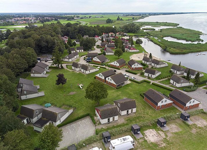 Innenbereich des Bungalows Comfort Deluxe in Elburg mit Blick auf den Garten und viel Tageslicht.
