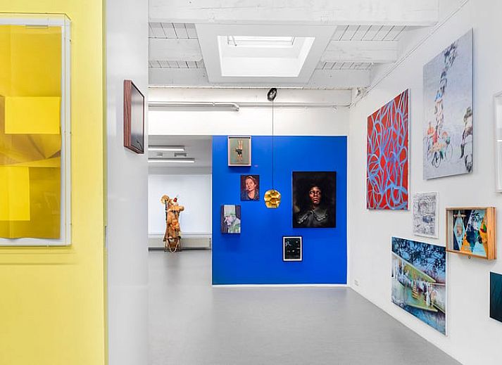 Cozy bedroom in Cottage in Bronkhorst, vacation home in Gelderland, with comfortable bed and artistic wall decoration.