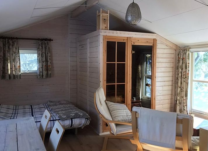 Zijaanzicht van Huisje in Empe, vakantiehuis met bloemenweide in Gelderse vallei, Gelderland.