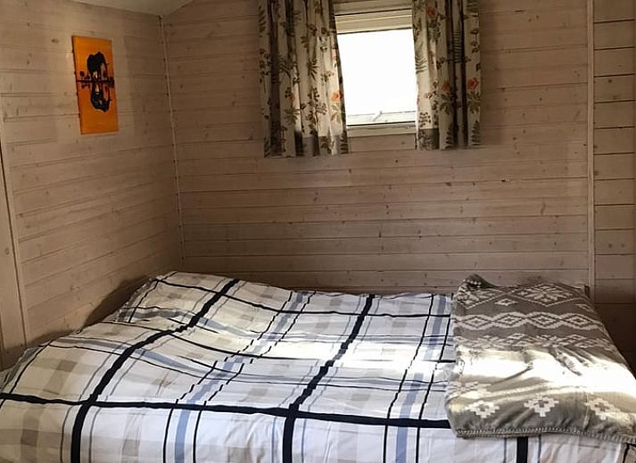 Huisje in Empe, vakantiehuis tussen kleurrijke bloemen in Gelderse vallei, Gelderland.