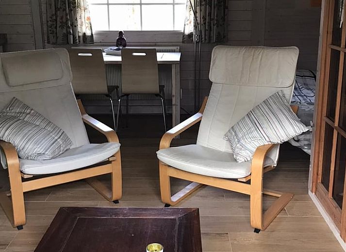 Huisje in Empe, vakantiehuis tussen kleurrijke bloemen in Gelderse vallei, Gelderland.