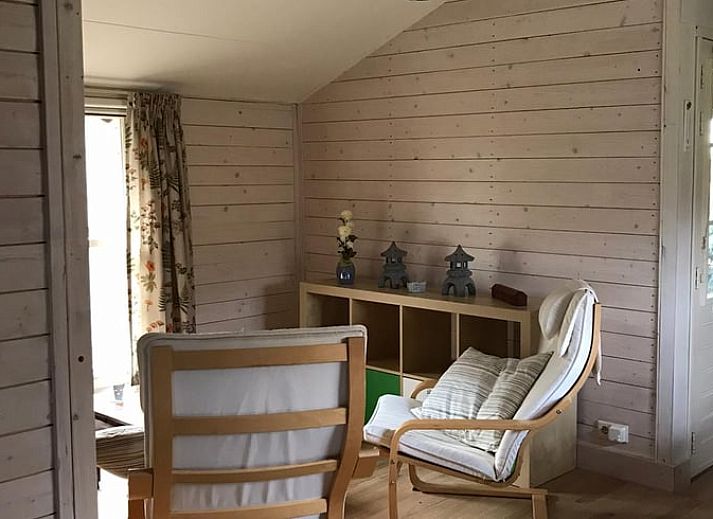 Huisje in Empe, vakantiehuis tussen kleurrijke bloemen in Gelderse vallei, Gelderland.