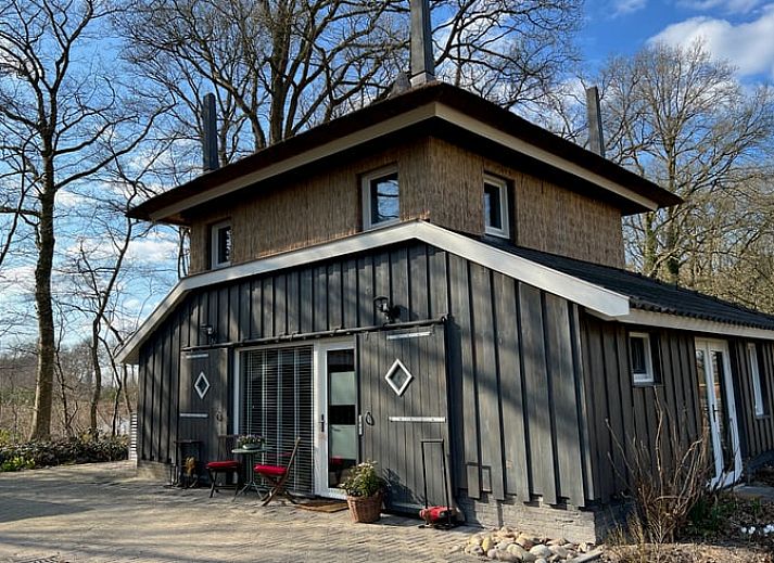Luchtfoto van Huisje in Empe, vakantiehuis in Gelderse vallei, omgeven door groene velden en bossen.
