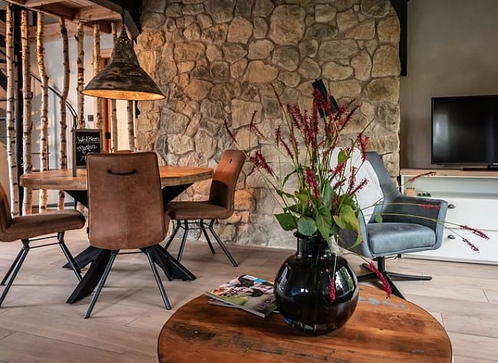 Luchtfoto van Huisje in Empe, vakantiehuis in Gelderse vallei, omgeven door groene velden en bossen.