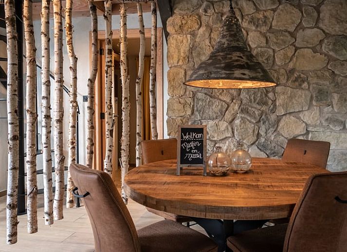 Luchtfoto van Huisje in Empe, vakantiehuis in Gelderse vallei, omgeven door groene velden en bossen.