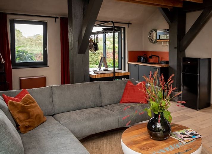 Luchtfoto van Huisje in Empe, vakantiehuis in Gelderse vallei, omgeven door groene velden en bossen.