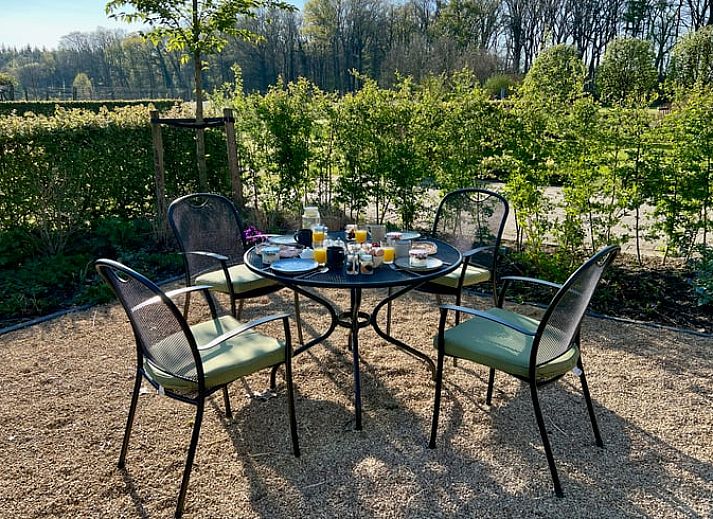 Eetgedeelte in Huisje in Empe, vakantiehuis Gelderland, met houten tafel en rustieke inrichting.