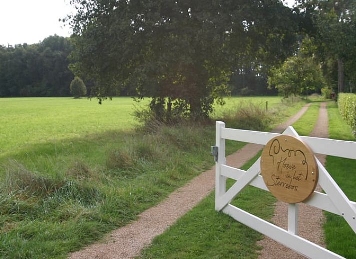 Eetgedeelte in Huisje in Empe, vakantiehuis Gelderland, met houten tafel en rustieke inrichting.