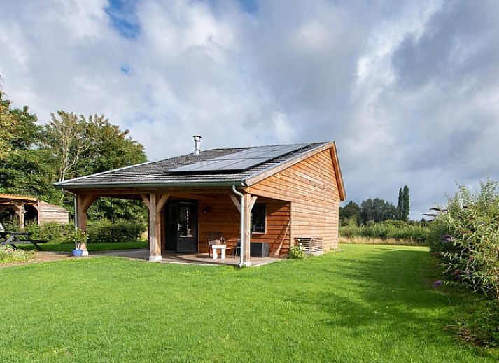 Vakantiehuis in Empe, Gelderse vallei, omgeven door groen met een uitnodigende veranda en landelijke charme in Gelderland.
