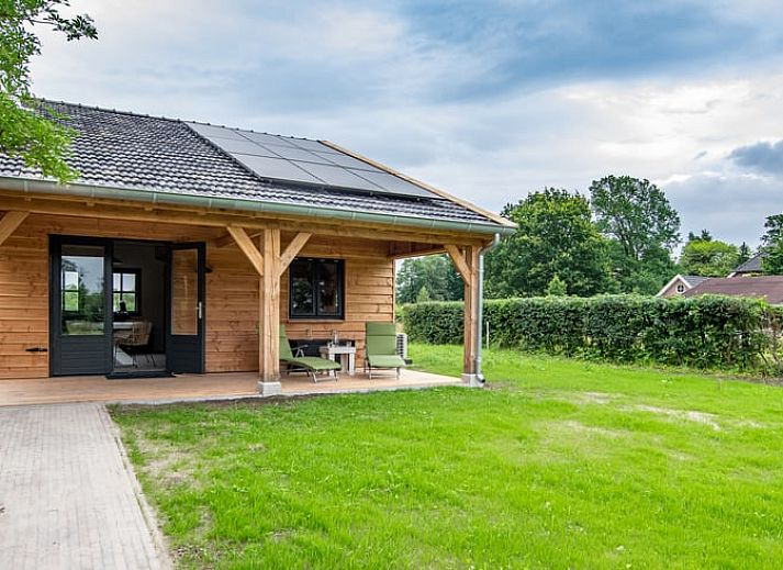 Vakantiehuis in Empe, Gelderse vallei, omgeven door groen met een uitnodigende veranda en landelijke charme in Gelderland.