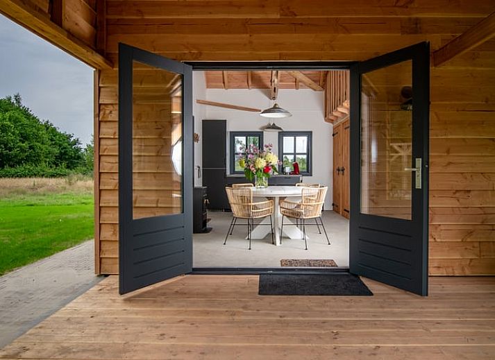 Vakantiehuis in Empe, Gelderse vallei, omgeven door groen met een uitnodigende veranda en landelijke charme in Gelderland.