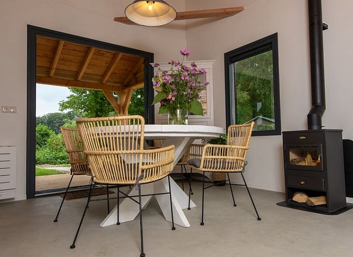 Vakantiehuis in Empe, Gelderse vallei, omgeven door groen met een uitnodigende veranda en landelijke charme in Gelderland.