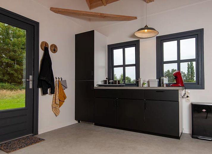 Vakantiehuis in Empe, Gelderse vallei, omgeven door groen met een uitnodigende veranda en landelijke charme in Gelderland.