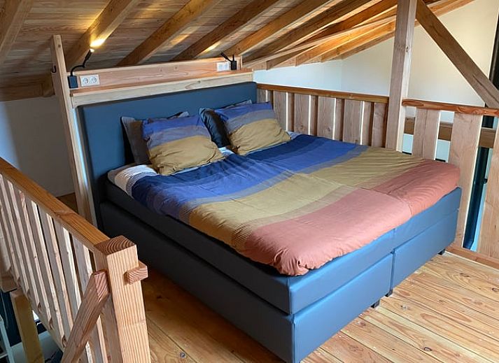 Vakantiehuis in Empe, Gelderse vallei: sfeervol houten vakantiehuis met veranda, omringd door groene natuur in Gelderland.