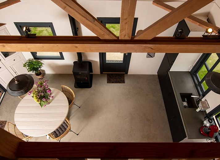 Gezellige binnenruimte van Vakantiehuis in Empe, Gelderse vallei, met open deuren naar terras en uitzicht op de natuur.