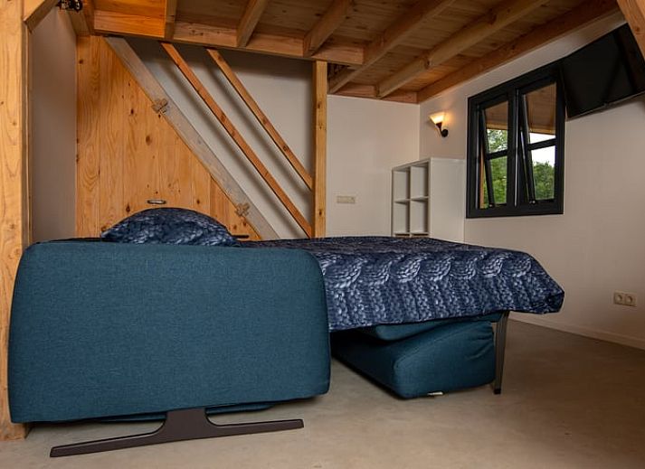 Gezellige binnenruimte van Vakantiehuis in Empe, Gelderse vallei, met open deuren naar terras en uitzicht op de natuur.