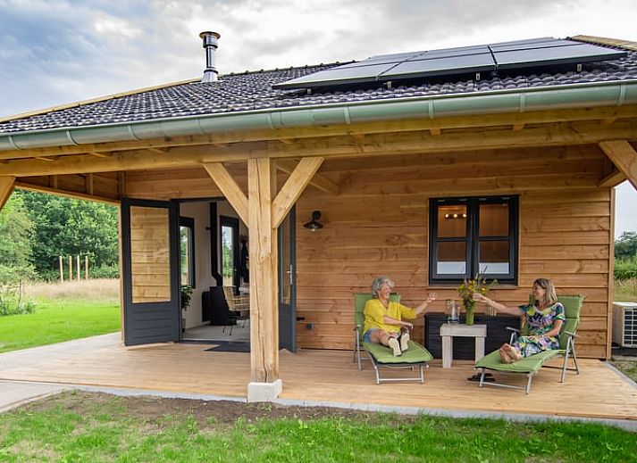 Gezellige binnenruimte van Vakantiehuis in Empe, Gelderse vallei, met open deuren naar terras en uitzicht op de natuur.