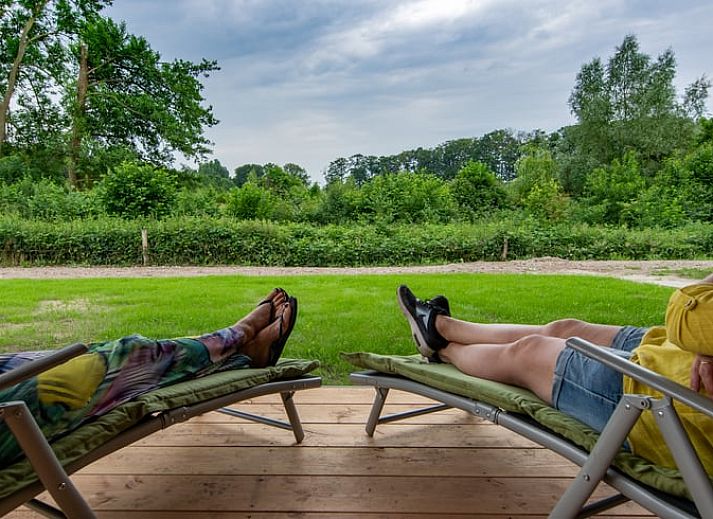 Gezellige eetruimte van Vakantiehuis in Empe, Gelderse vallei, met uitzicht op groene natuur en sfeervolle houtkachel.