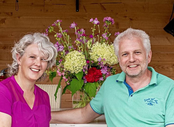 Gezellige eetruimte van Vakantiehuis in Empe, Gelderse vallei, met uitzicht op groene natuur en sfeervolle houtkachel.