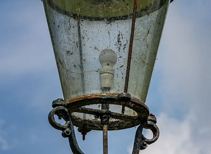 Gezellige eetruimte van Vakantiehuis in Empe, Gelderse vallei, met uitzicht op groene natuur en sfeervolle houtkachel.