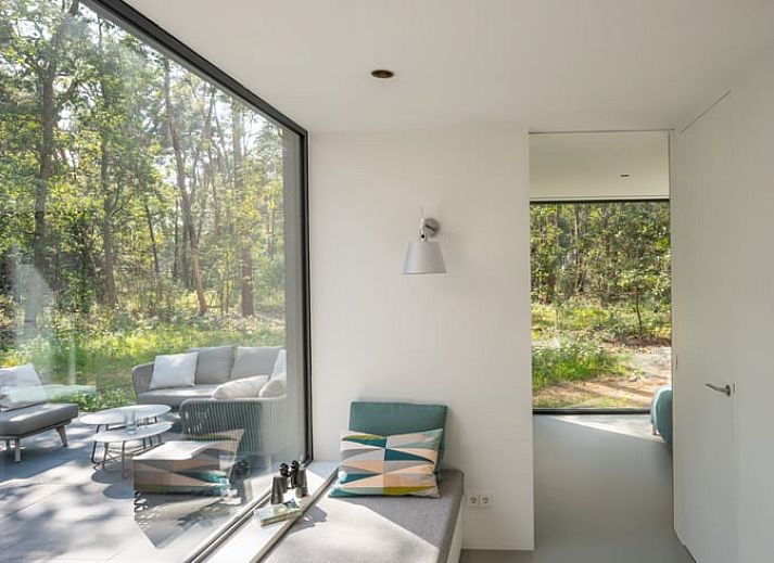 Helles Wohnzimmer im Ferienhaus in Tonden, mit Blick auf den Wald.