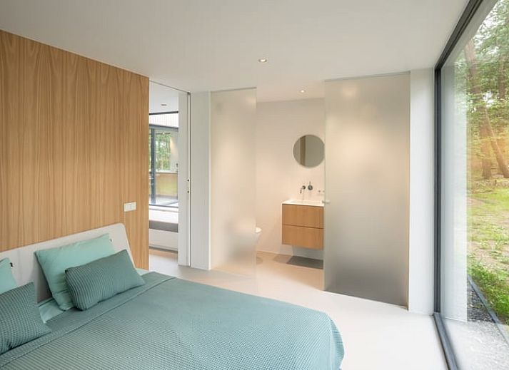 Helles Wohnzimmer im Ferienhaus in Tonden, mit Blick auf den Wald.