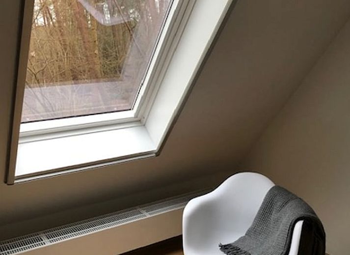 Gemuetlicher Essbereich im Ferienhaus in Tonden, Gelderland, mit Holzbalken.