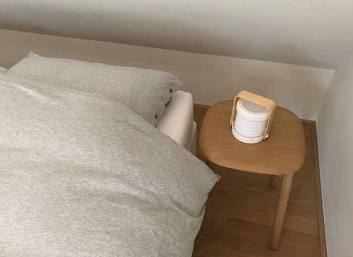 Gemuetlicher Essbereich im Ferienhaus in Tonden, Gelderland, mit Holzbalken.