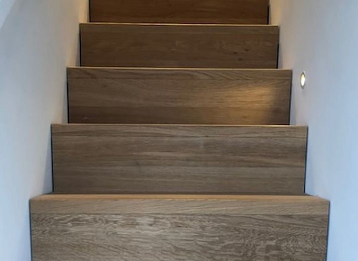 Gemuetlicher Essbereich im Ferienhaus in Tonden, Gelderland, mit Holzbalken.