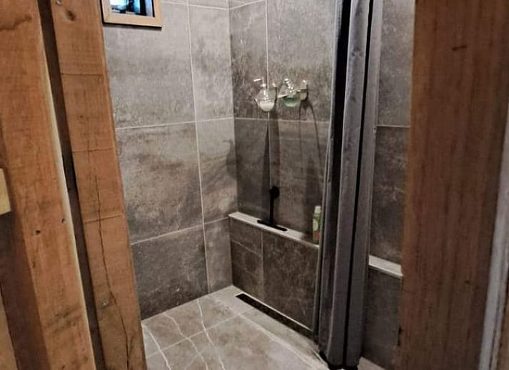 Huisje in Tonden, een charmant vakantiehuis in de Gelderse vallei, omgeven door groene natuur en rustiek landschap in Gelderland.