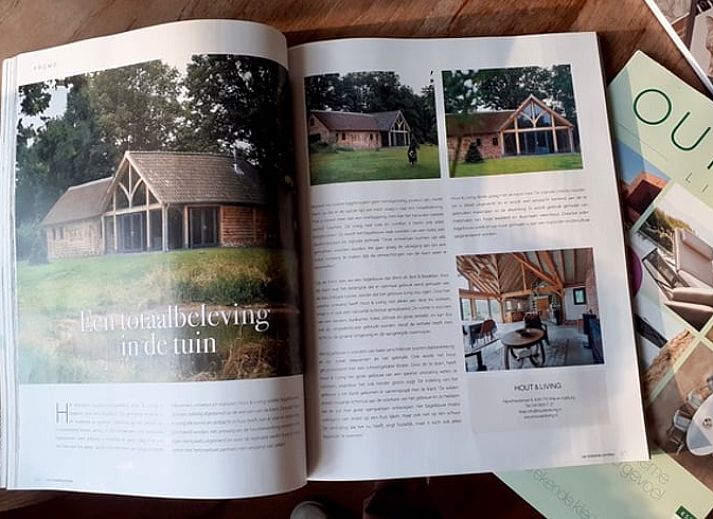 Sfeervol verlicht terras bij Huisje in Tonden, vakantiehuis in de Gelderse vallei, omringd door natuur en kleurrijke bloemen.