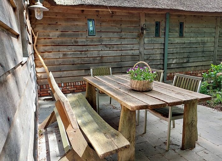 Gezellige slaapkamer van Huisje in Tonden, vakantiehuis in de Gelderse vallei, met warme verlichting en uitzicht op de natuur.