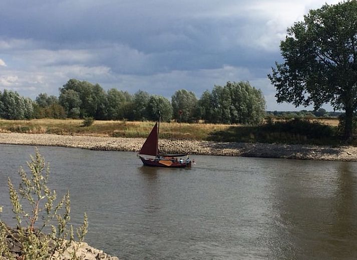 Kueche des Ferienhauses in Voorstonden, Gemeinde Brummen, im Gelderse Vallei, Gelderland, mit stilvollen offenen Regalen und moderner Ausstattung.