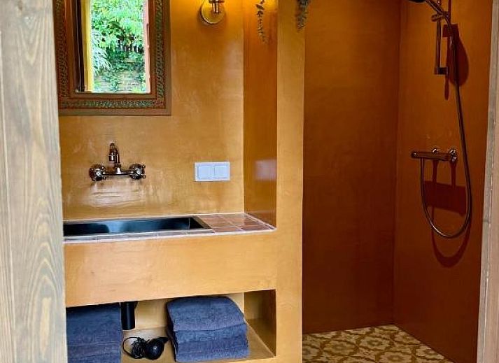 Gemuetliche Terrasse im In de Aap - Apartments & Guesthouse in Bergen, Nordholland, ideal zum Entspannen an der Nordseekueste.