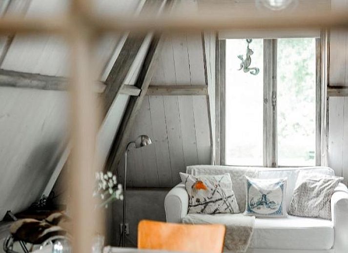 Heller Essbereich im In de Aap - Apartments & Guesthouse, Bergen, Nordholland, mit Glasdach und farbenfrohem Dekor.