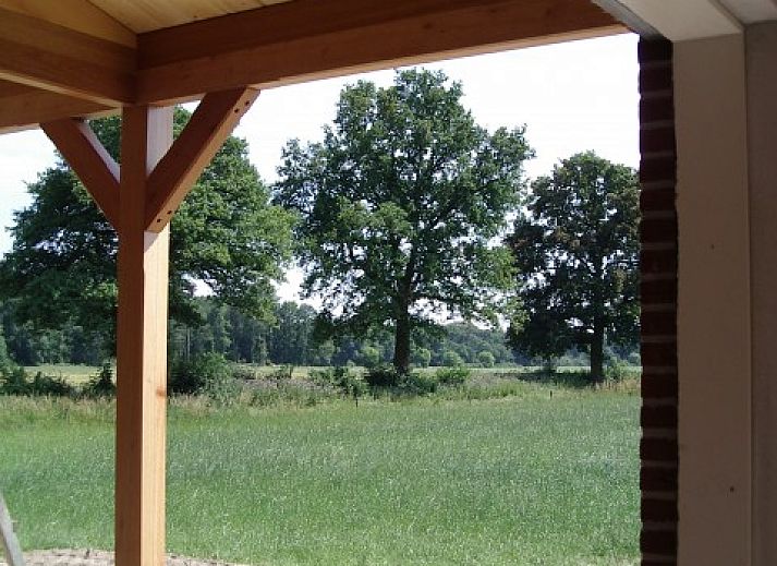 Gemuetliches Wohnzimmer im Ferienhaus Foxheuvel, Didam, mit Kamin und bequemer Sitzecke.