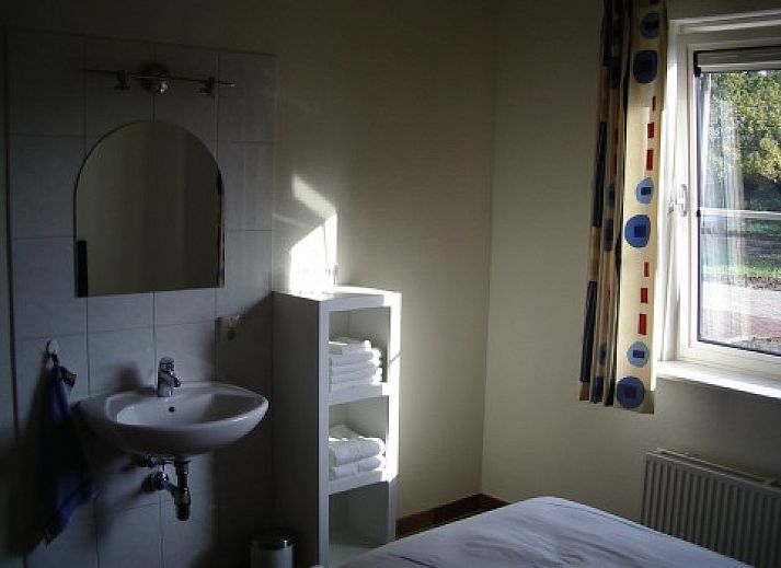 Gemuetliches Wohnzimmer im Ferienhaus Foxheuvel, Didam, mit Kamin und bequemer Sitzecke.