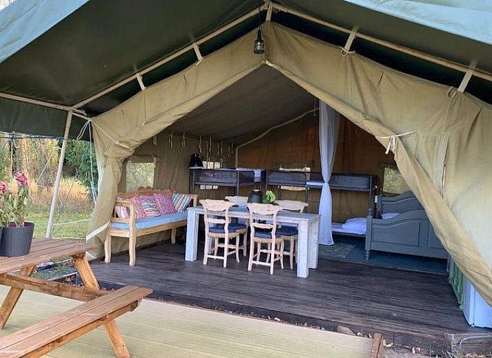 Cottage in Netterden, ein charmantes Safarizelt in Montferland, Gelderland mit gemuetlichem Innenraum und Holzterrasse inmitten der Natur.