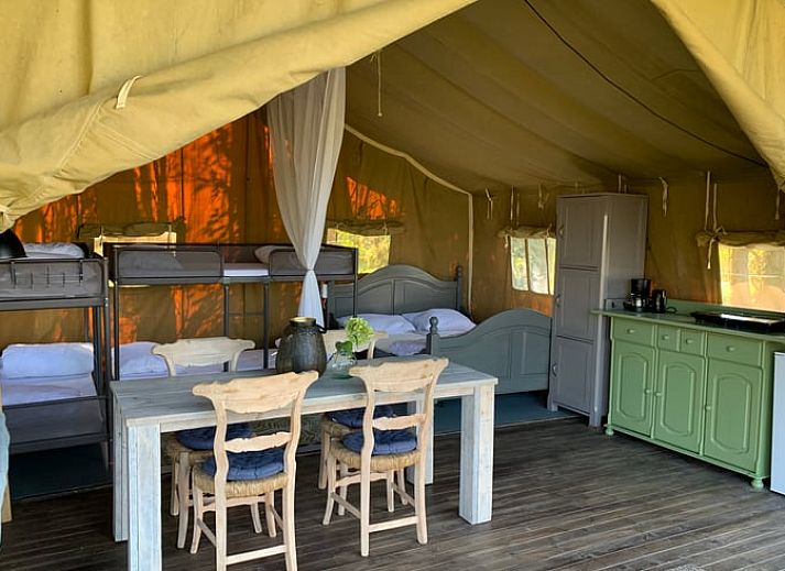 Cottage in Netterden, ein charmantes Safarizelt in Montferland, Gelderland mit gemuetlichem Innenraum und Holzterrasse inmitten der Natur.